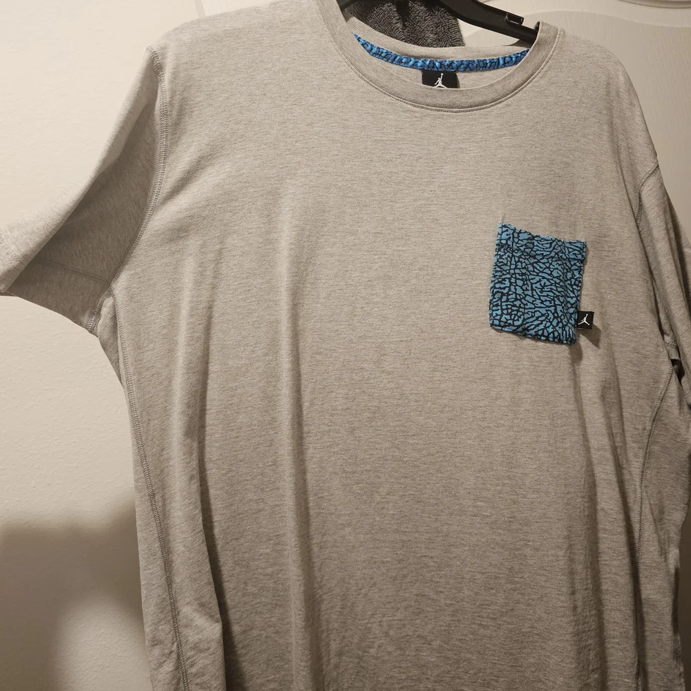 Jordan Gray Tee with Textured Blue Elephant Print Pocket, Size XXL